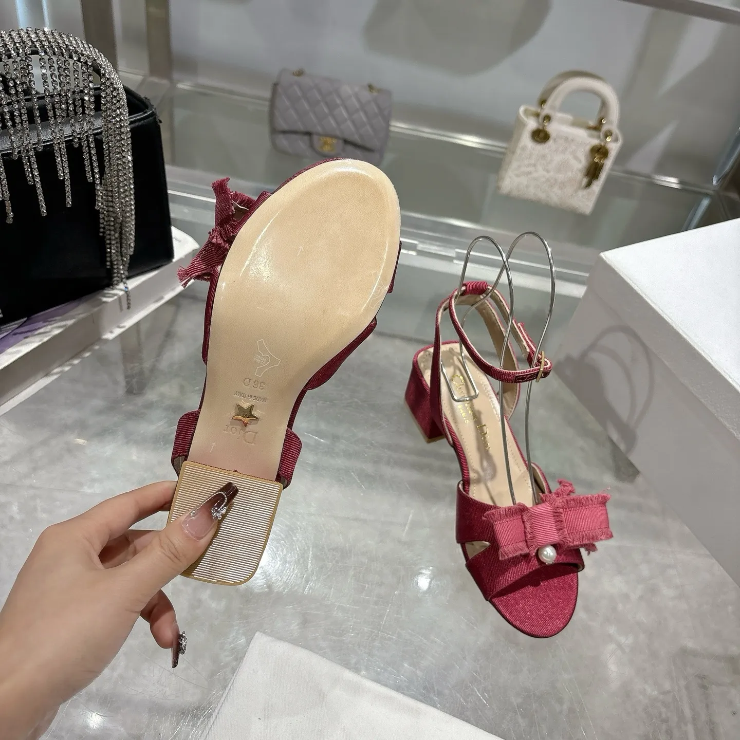 👟👟Ex-factory price 520👟👟 🎆Fringed webbing women's shoes Dior Dior 2024 spring and summer catwalk new Adiorble women's shoes CD star's same fashion tassel bow square head pearl letter logo hardware buckle high-heeled hollow sandals The top high-end version on the market Upper: original customized tassel grosgrain Lining: sheepskin lining foot pad Outsole: Italian leather outsole Heel height: 8.5cm Size: 34-41 (34.40.41. Customization is non-refundable)